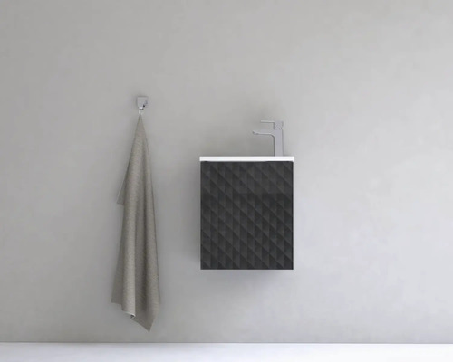 Moderní koupelna s umyvadlovou skříňkou, baterií a ručníkem.