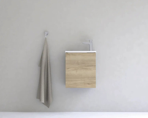 Skříňka pod umyvadlo s ručníkem a baterií v koupelně