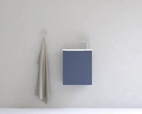 Modrá umyvadlová skříňka s baterií a ručníkem na zdi