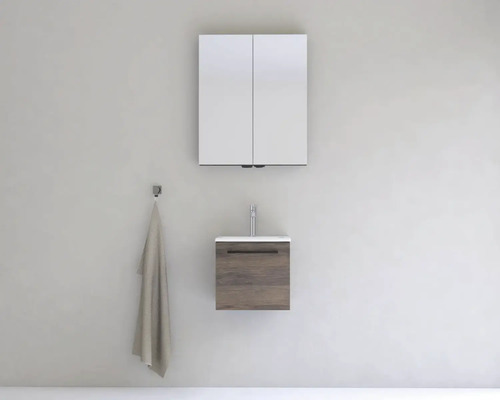 Koupelna se zrcadlovou skříňkou, umyvadlem a držákem na ručníky