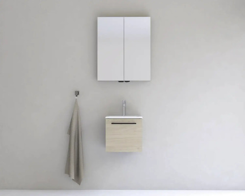 Koupelna s umyvadlem, umyvadlovou skříňkou, zrcadlovou skříňkou a ručníkem