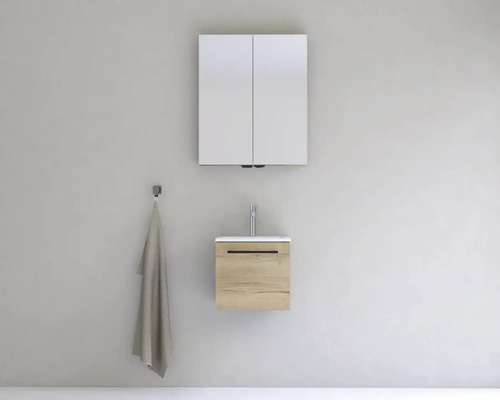 Koupelna se zrcadlovou skříňkou, umyvadlem a ručníkem