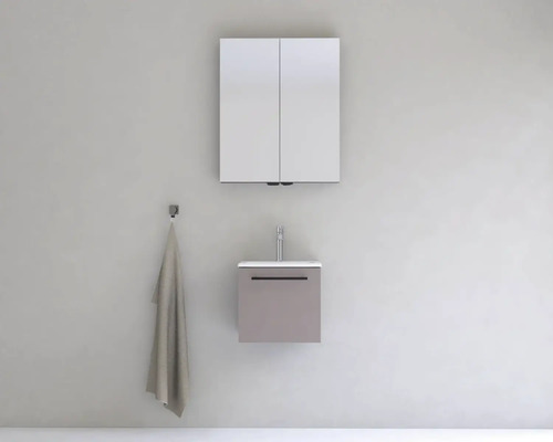 Koupelna s umyvadlovou skříňkou, zrcadlovou skříňkou a háčkem na ručníky