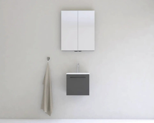 Koupelna s umyvadlovou skříňkou, zrcadlovou skříňkou a háčkem na ručníky