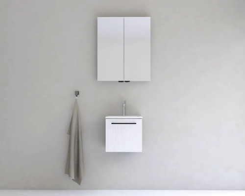 Koupelna s umyvadlovou skříňkou, zrcadlovou skříňkou a ručníkem