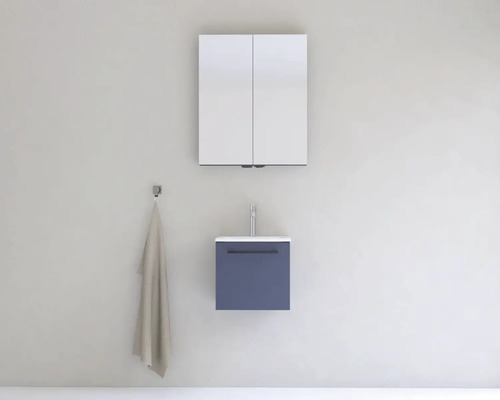 Koupelna s umyvadlovou skříňkou, zrcadlovou skříňkou a háčkem na ručníky