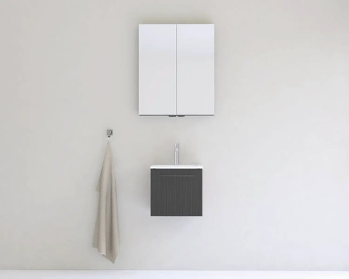 Koupelna se zrcadlovou skříňkou, umyvadlovou skříňkou a ručníkem