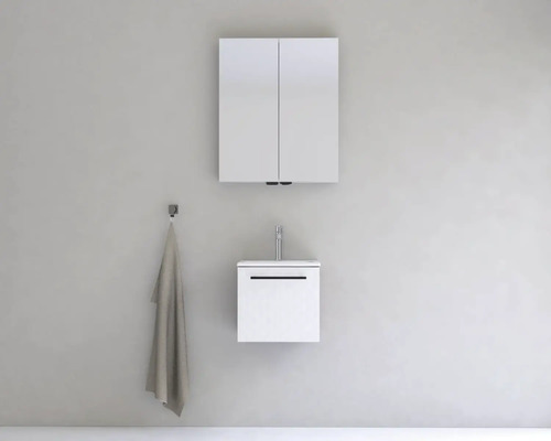 Moderní koupelna s umyvadlovou skříňkou, zrcadlovou skříňkou a háčkem na ručníky