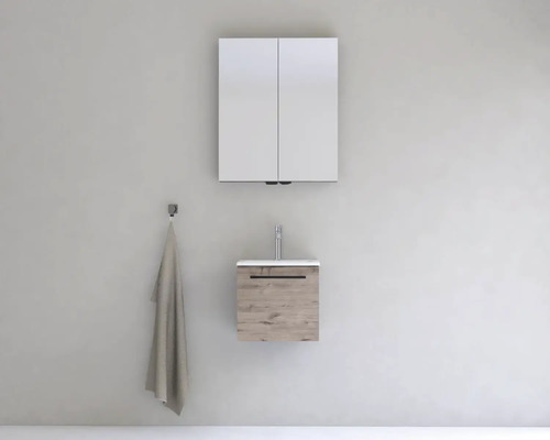 Koupelna se zrcadlovou skříňkou, umyvadlem a háčkem na ručníky