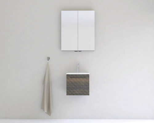 Koupelna se zrcadlovou skříňkou, umyvadlem se skříňkou a držákem na ručníky