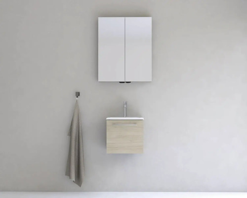 Koupelna se zrcadlovou skříňkou, umyvadlem a držákem na ručníky