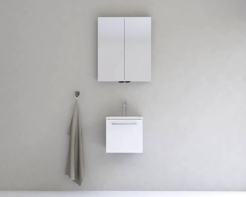 Koupelna s umyvadlovou skříňkou, zrcadlovou skříňkou a držákem na ručníky