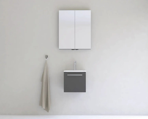 Koupelna se zrcadlovou skříňkou, skříňkou pod umyvadlo a háčkem na ručníky