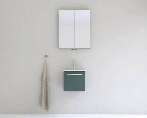 Koupelna se zrcadlovou skříňkou, skříňkou pod umyvadlo a ručníkem