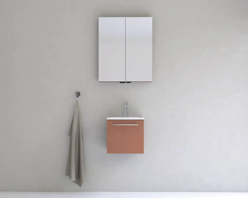 Koupelna se zrcadlovou skříňkou, umyvadlem a ručníkem