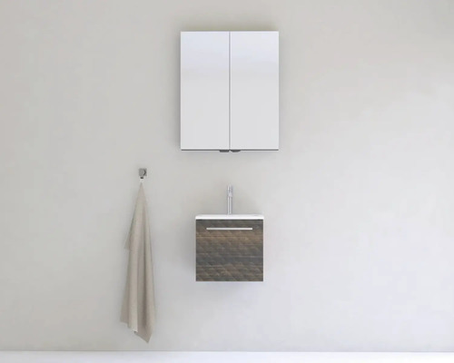 Koupelna se zrcadlovou skříňkou, umyvadlem a ručníkem