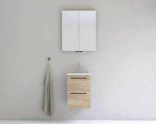 Koupelna se zrcadlovou skříňkou, skříňkou pod umyvadlo, umyvadlem a ručníkem