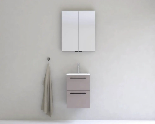 Moderní koupelna se zrcadlovou skříňkou, umyvadlem a háčkem na ručníky