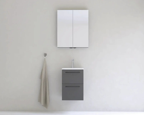 Koupelnová scéna s umyvadlovou skříňkou, umyvadlem, zrcadlovou skříňkou a háčkem na ručníky