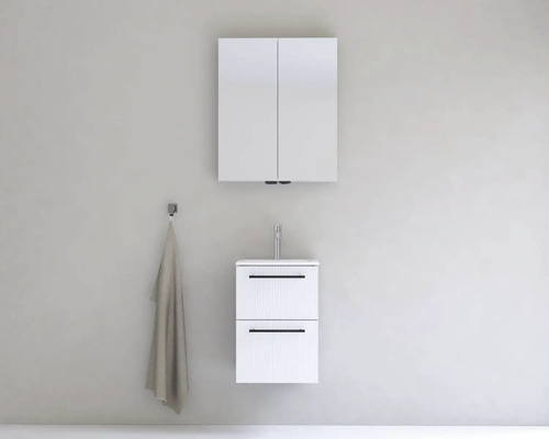 Koupelna s umyvadlovou skříňkou, zrcadlovou skříňkou a ručníkem