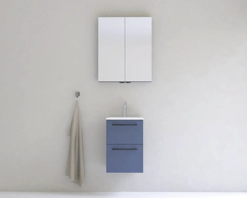 Koupelna se zrcadlovou skříňkou, skříňkou pod umyvadlo a držákem na ručníky