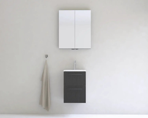 Koupelnová scéna s umyvadlovou skříňkou, umyvadlem, zrcadlovou skříňkou a háčkem na ručníky