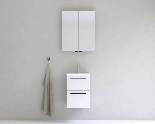 Koupelna s umyvadlovou skříňkou, zrcadlovou skříňkou a ručníkem