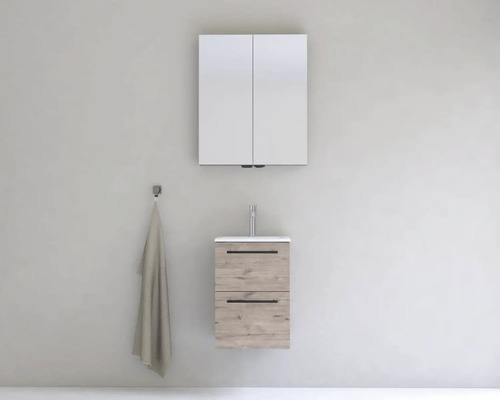 Koupelna s umyvadlovou skříňkou a zrcadlovou skříňkou