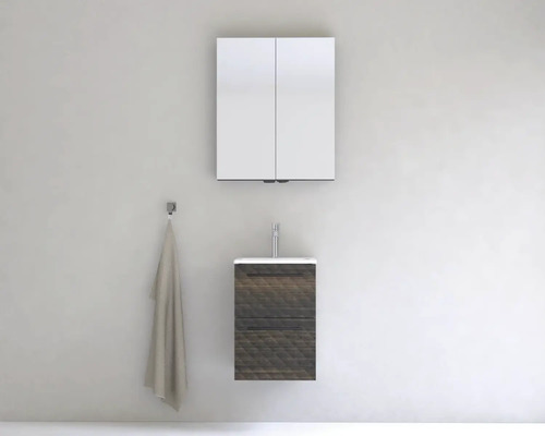 Koupelna se zrcadlovou skříňkou, umyvadlem a držákem na ručníky