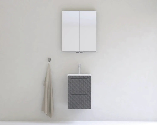 Koupelna s umyvadlovou skříňkou, zrcadlovou skříňkou a ručníkem