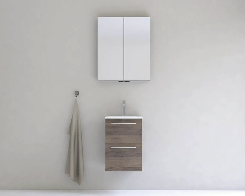 Koupelna s umyvadlovou skříňkou, umyvadlem, zrcadlovou skříňkou a háčkem na ručníky