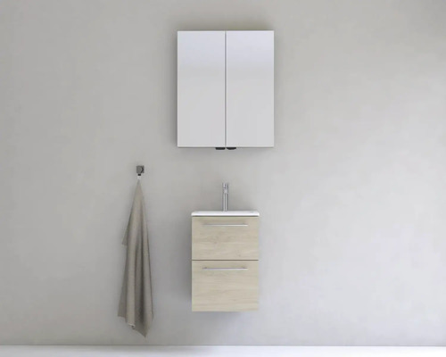 Koupelna s umyvadlovou skříňkou, zrcadlovou skříňkou a držákem na ručníky