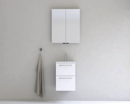Moderní koupelna s bílou skříňkou pod umyvadlo, zrcadlovou skříňkou a háčkem na ručníky