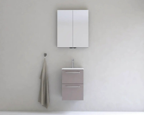 Koupelna s umyvadlovou skříňkou, umyvadlem, zrcadlovou skříňkou a háčkem na ručník