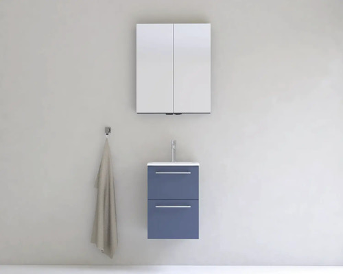 Koupelna s umyvadlovou skříňkou, umyvadlem, zrcadlovou skříňkou a držákem na ručníky