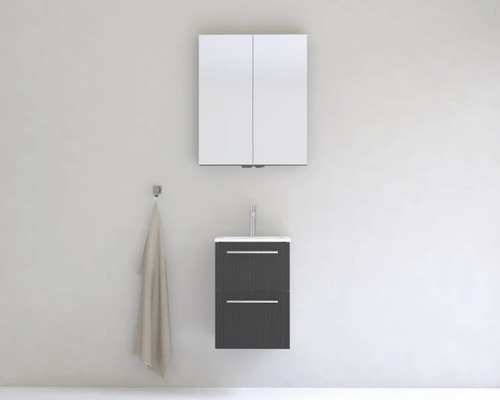 Moderní koupelna se zrcadlovou skříňkou, umyvadlem a ručníkem