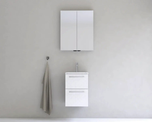 Koupelna s umyvadlovou skříňkou, zrcadlovou skříňkou a ručníkem