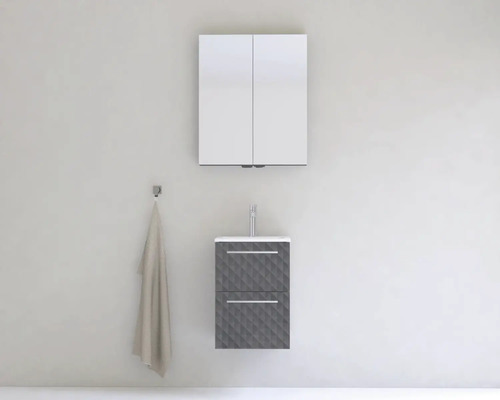 Koupelna s umyvadlovou skříňkou, umyvadlem, zrcadlovou skříňkou a ručníkem