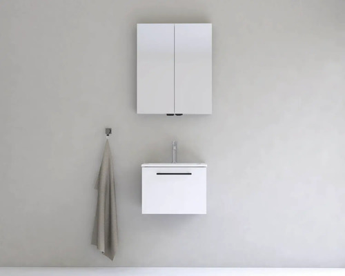 Koupelna s umyvadlovou skříňkou, zrcadlovou skříňkou a ručníkem