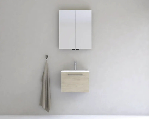 Koupelnová scéna s umyvadlovou skříňkou, zrcadlovou skříňkou a držákem na ručníky