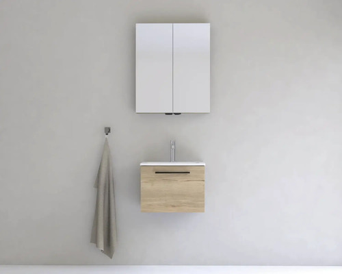 Koupelna s umyvadlovou skříňkou, umyvadlem, zrcadlovou skříňkou a háčkem na ručníky