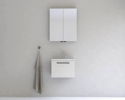 Koupelna s umyvadlovou skříňkou, umyvadlem a zrcadlovou skříňkou