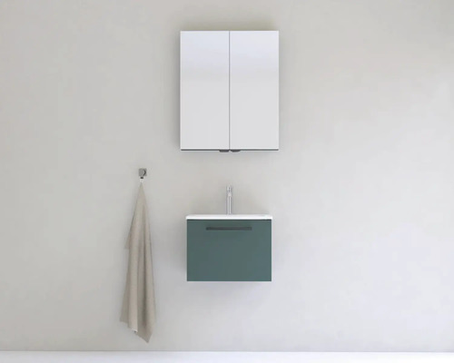 Koupelna se zrcadlovou skříňkou, umyvadlem a držákem na ručníky