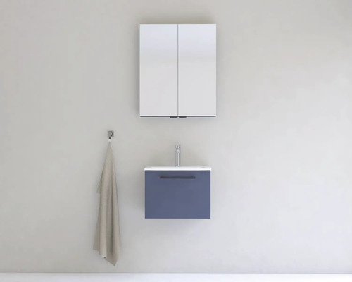 Moderní koupelnový set se zrcadlovou skříňkou, umyvadlem a držákem na ručníky