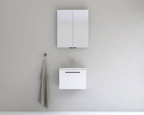 Moderní koupelna s bílou skříňkou pod umyvadlo, zrcadlovou skříňkou a ručníkem