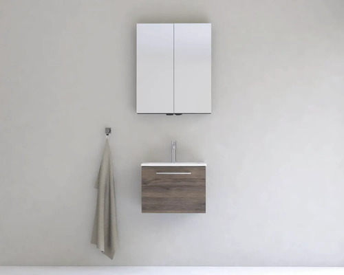 Koupelna se zrcadlovou skříňkou, umyvadlem a ručníkem