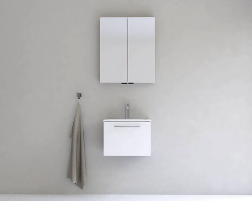 Koupelna s umyvadlovou skříňkou, umyvadlem a zrcadlovou skříňkou