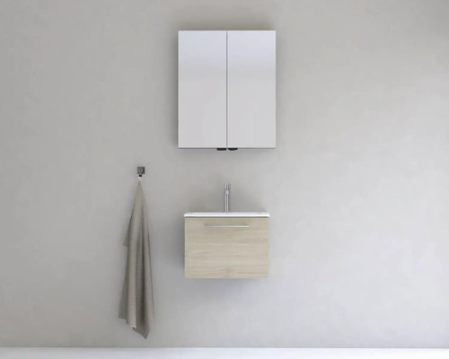 Koupelna s umyvadlovou skříňkou, umyvadlem, zrcadlovou skříňkou a ručníkem