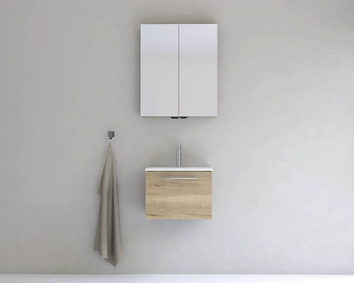 Koupelna s umyvadlem, zrcadlem a ručníkem