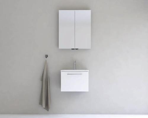 Koupelnová scéna s umyvadlovou skříňkou, zrcadlovou skříňkou a háčkem na ručníky